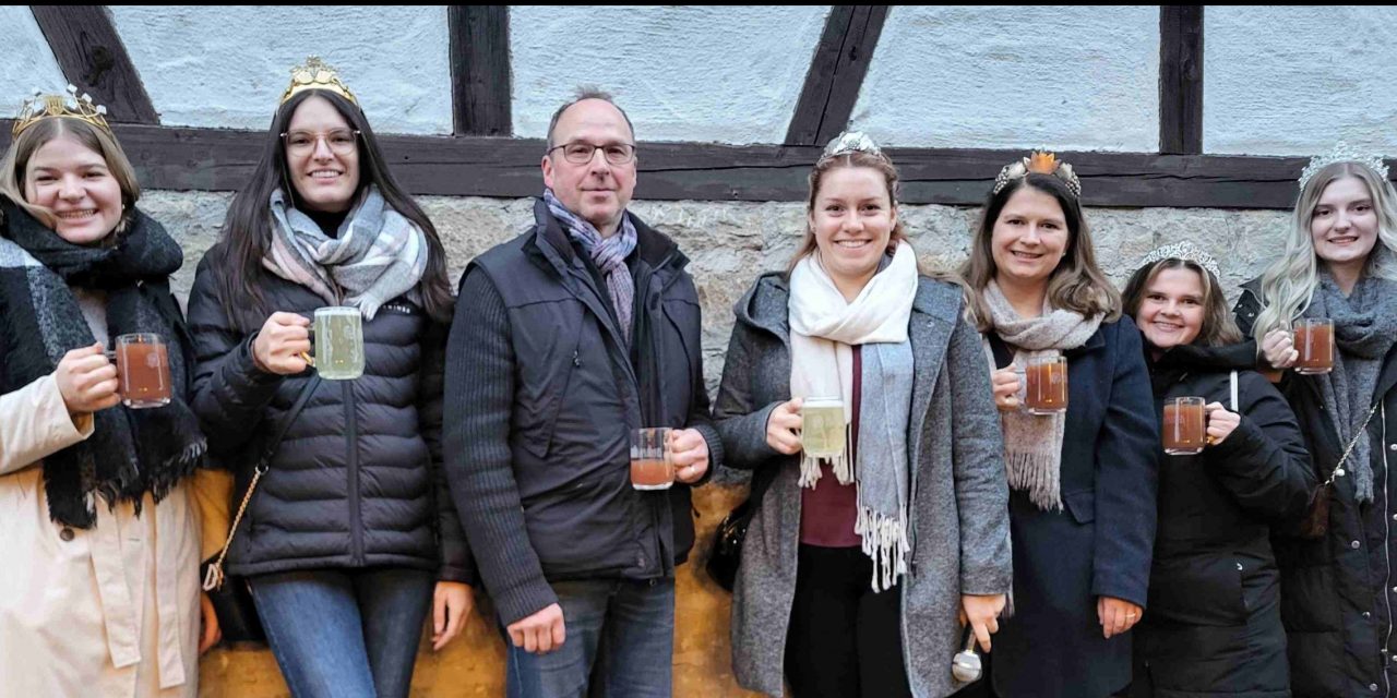 Laudenbacher Glühweinwanderung mit königlichen Weinhoheiten und Prinzessinnen