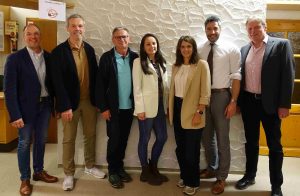 Zufriedene Gesichter beim TSV-Vorstand Harald Götz, Josef Vorholzer, Veronika Leifeling, Sandra Tierhold-Metzger sowie Bürgermeister Nick Schuppert, Ortsvorsteher Martin Rüttler und Sportkreisvorsitzender Volker Silberzahn.